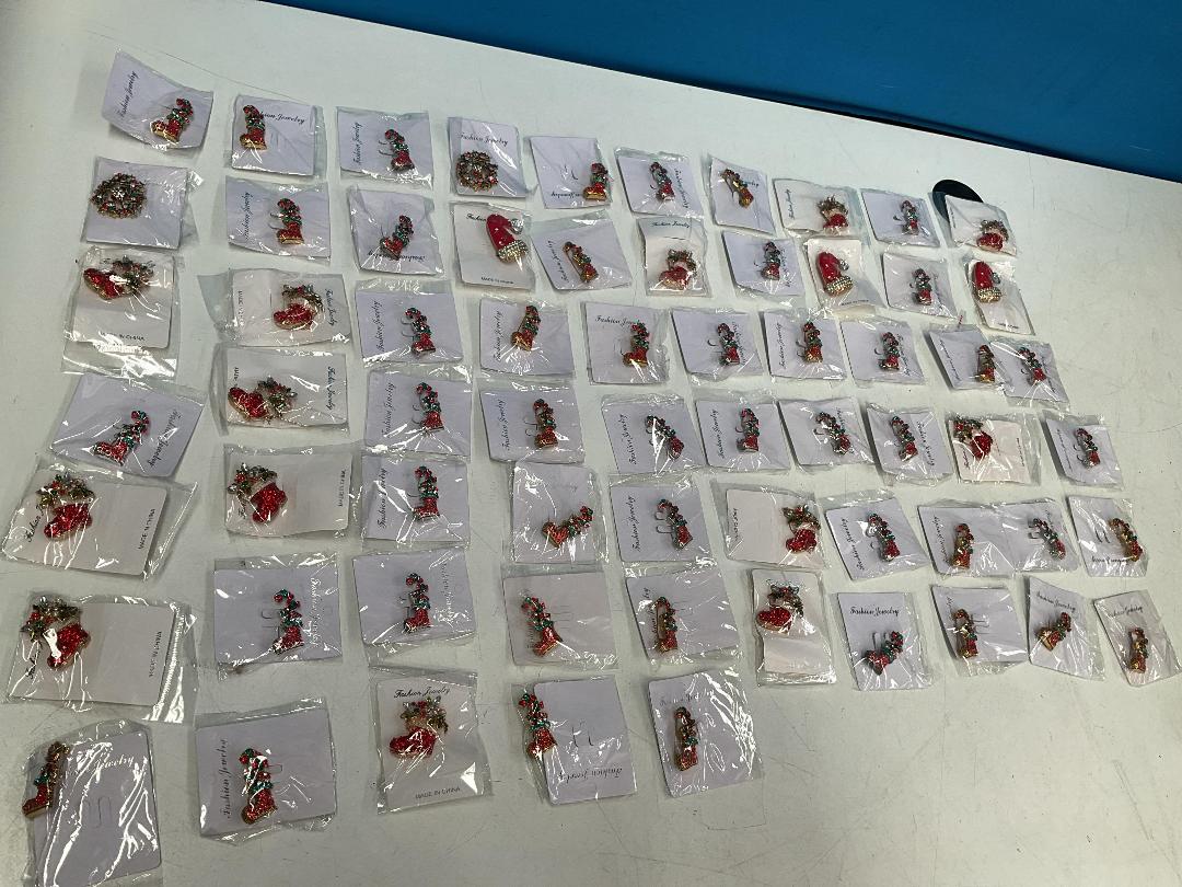 Photo '7' of 65x Christmas Themed Brooches *New* Photo '7' of 65x Christmas Themed Brooches *New*