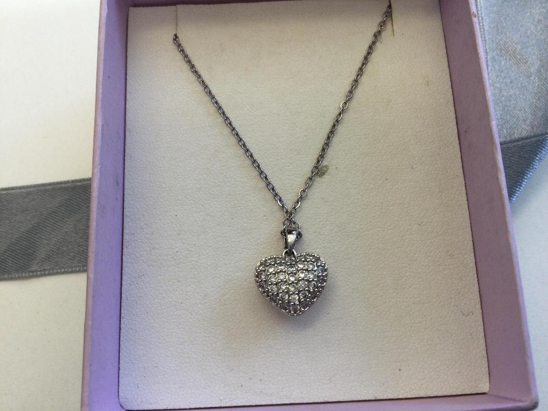 Photo '3' of Sliver coloured chain with pearl coloured heart pendant