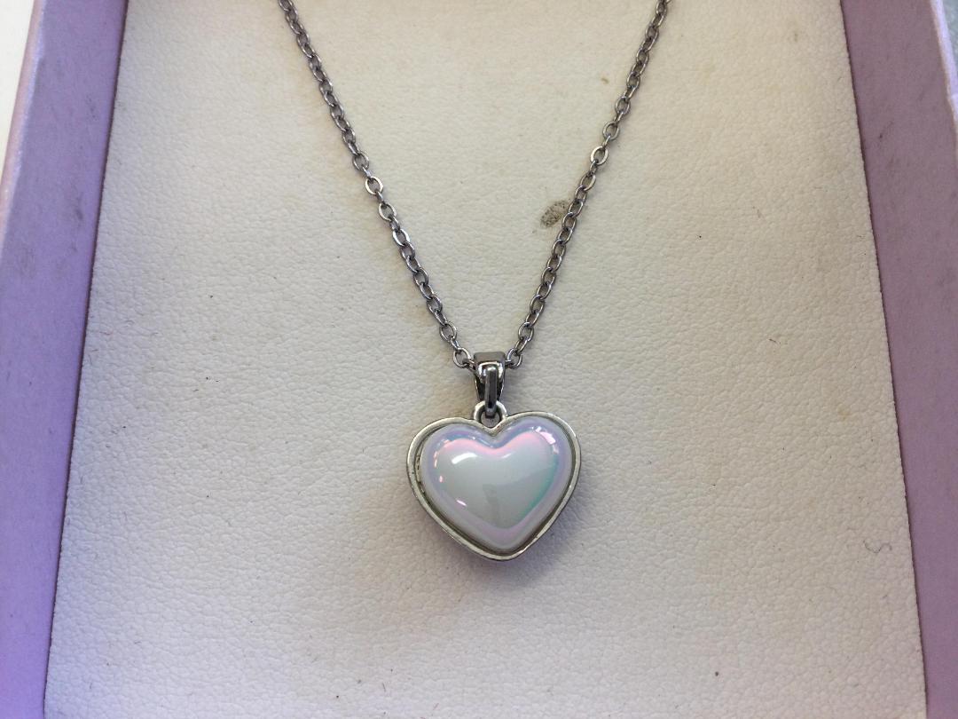 Photo '2' of Sliver coloured chain with pearl coloured heart pendant
