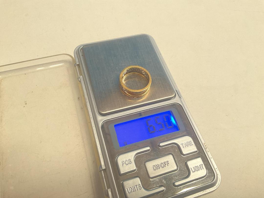 Photo '4' of 18K Gold Band Ring w/ 7 Diamond Stones