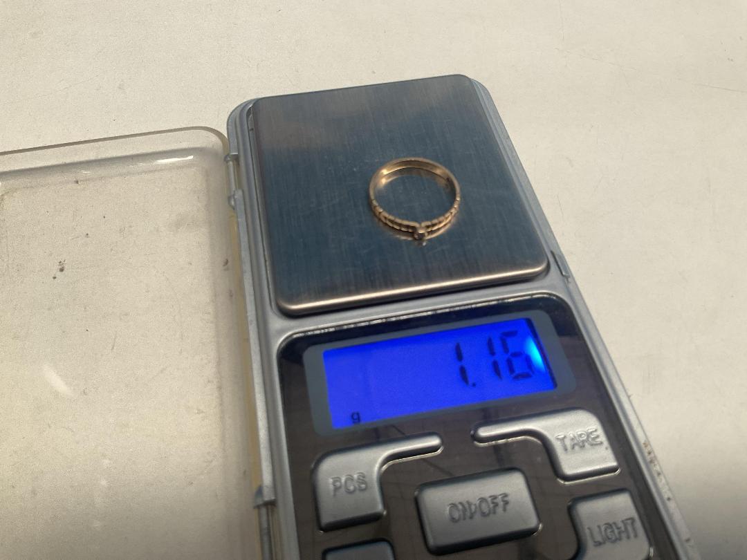 Photo '5' of 9CT Gold Ring w/ Diamond Stone