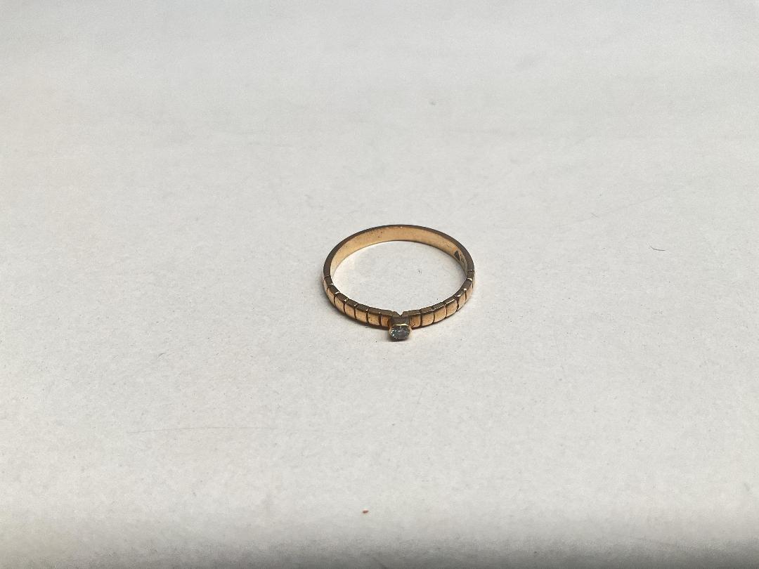 Photo '2' of 9CT Gold Ring w/ Diamond Stone
