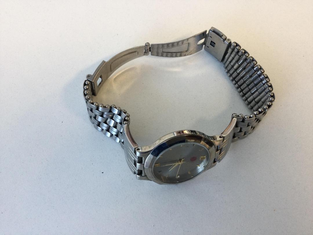 Photo '3' of Silver LG Watch