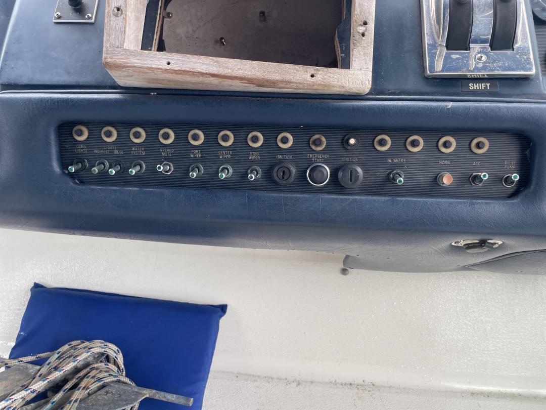 Photo '27' of 1990 Sea-Ray 330 Cabin Cruiser Photo '27' of 1990 Sea-Ray 330 Cabin Cruiser