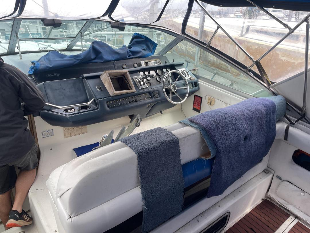 Photo '9' of 1990 Sea-Ray 330 Cabin Cruiser Photo '9' of 1990 Sea-Ray 330 Cabin Cruiser