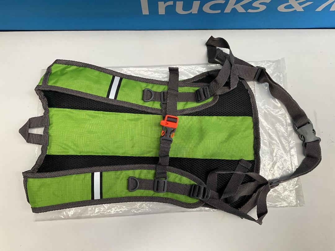 Photo '3' of Lightweight Hydration Day Pack w/ 2L Bladder - Green *NEW*