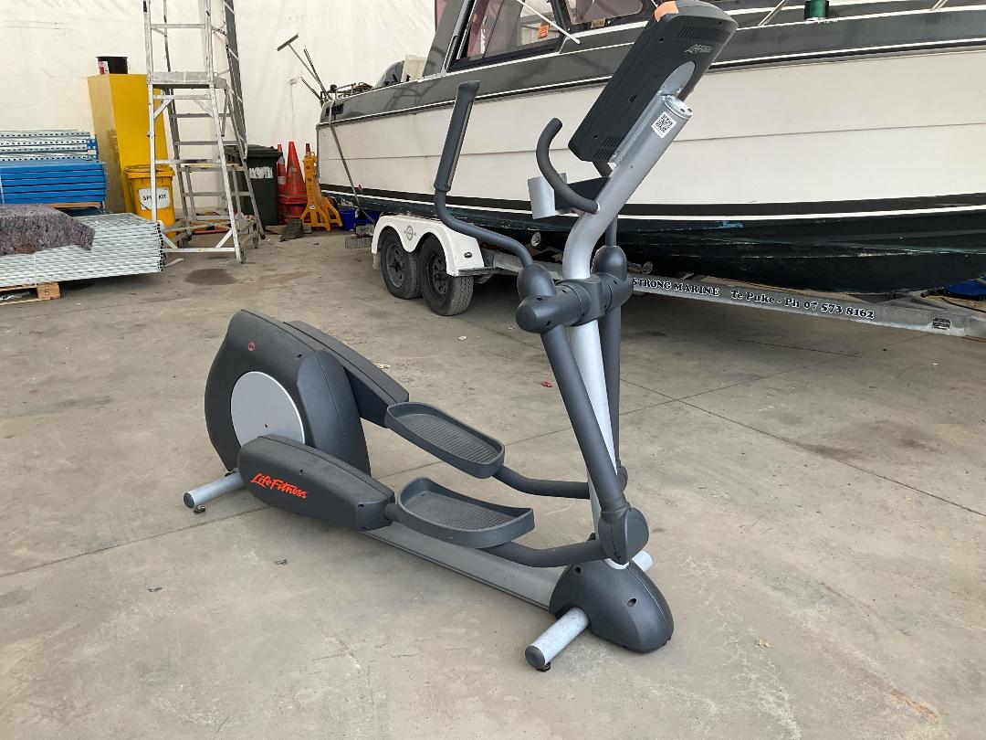 Photo '5' of Damaged Life Fitness CLSX Cross-trainer