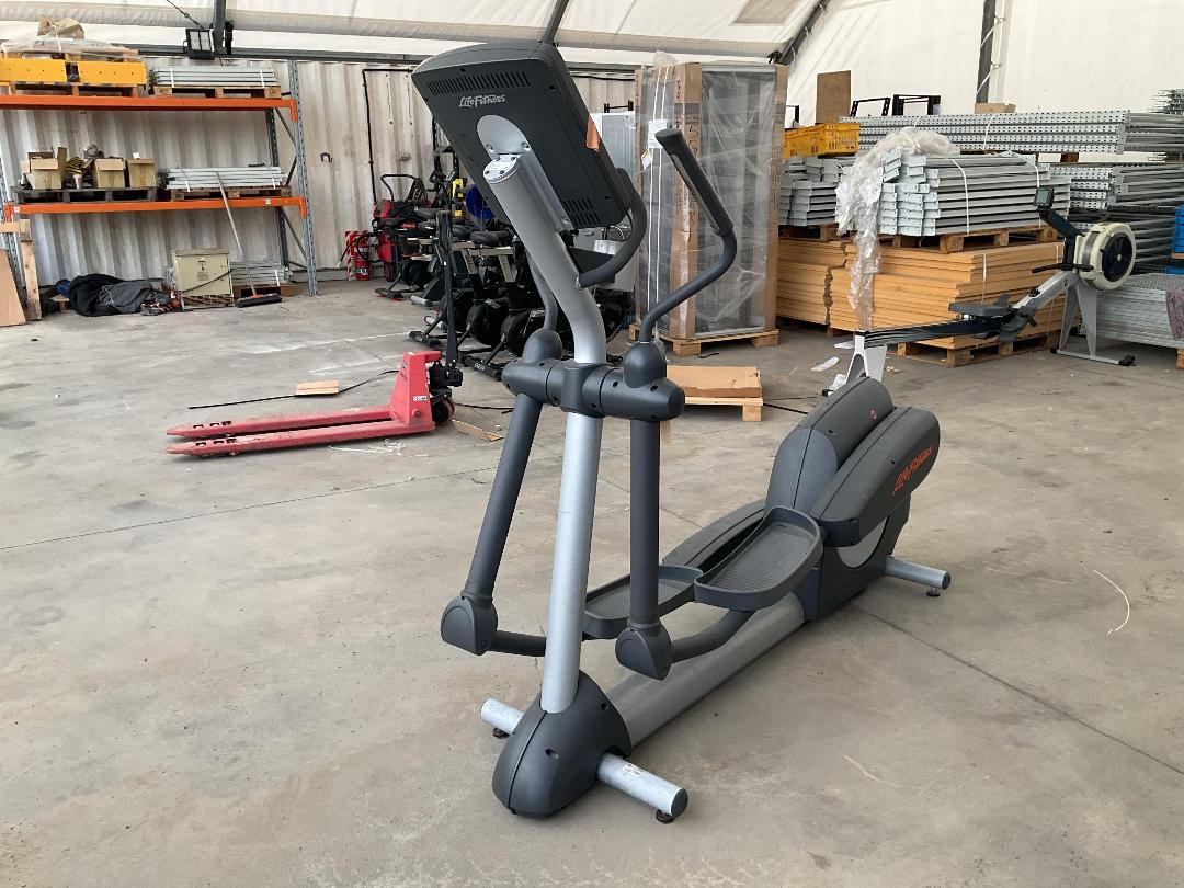 Photo '3' of Damaged Life Fitness CLSX Cross-trainer