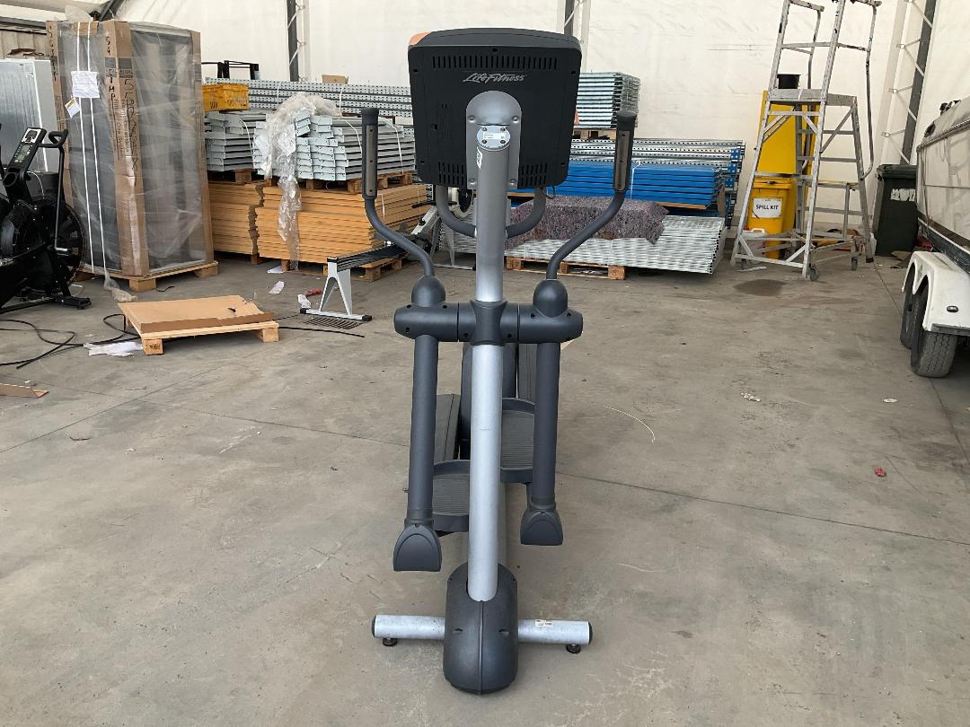 Photo '4' of Damaged Life Fitness CLSX Cross-trainer