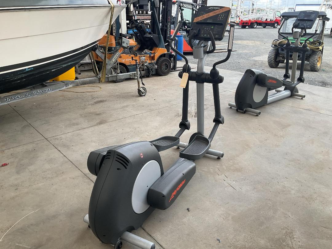 Photo '6' of Damaged Life Fitness CLSX Cross-trainer