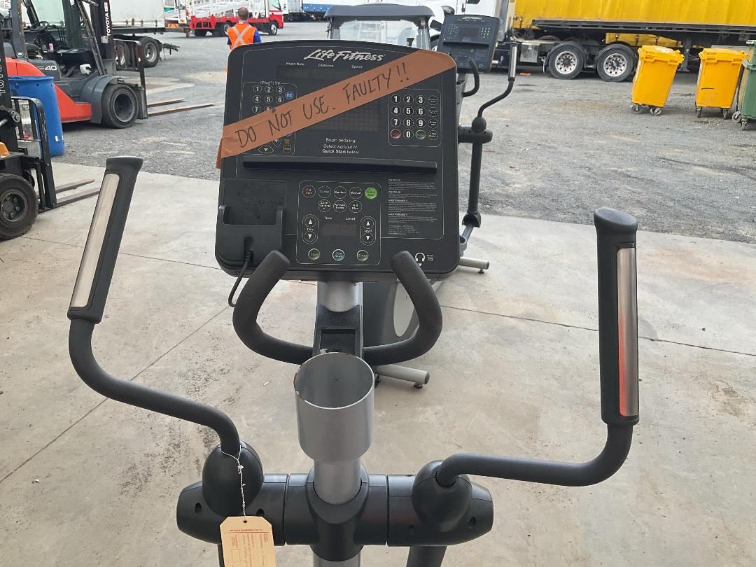 Photo '7' of Damaged Life Fitness CLSX Cross-trainer