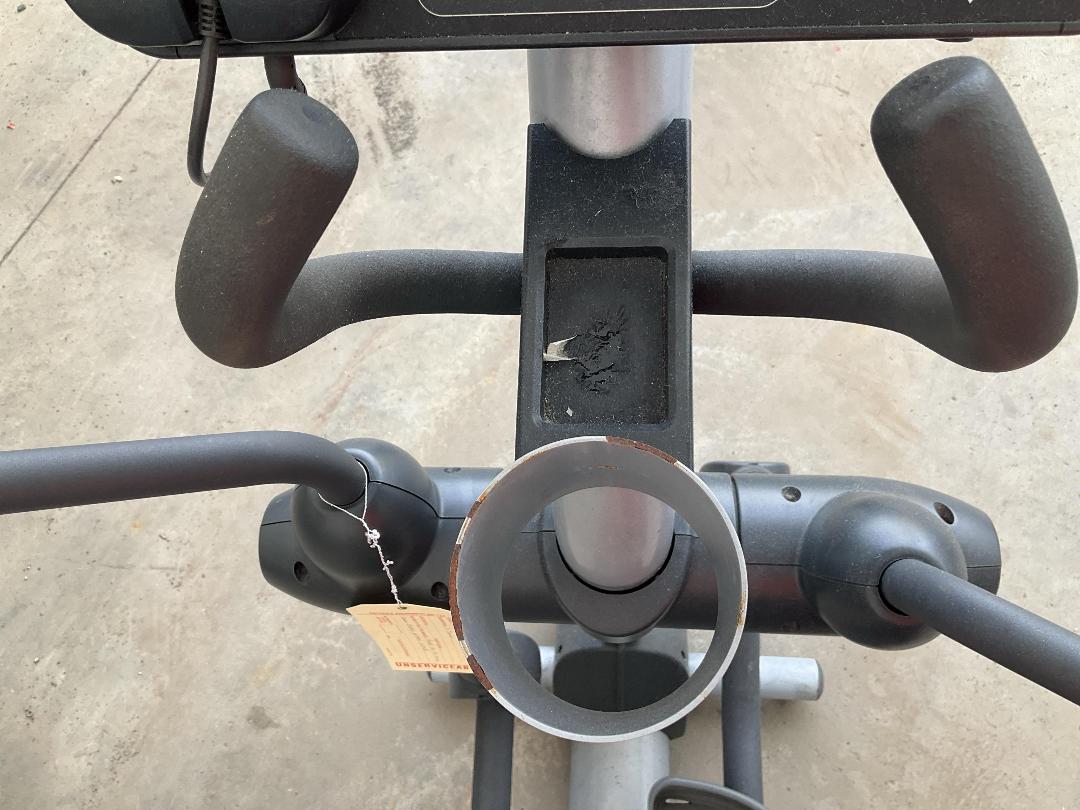 Photo '10' of Damaged Life Fitness CLSX Cross-trainer