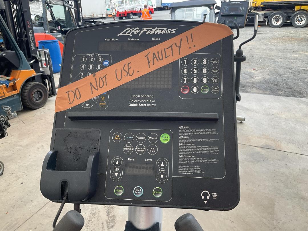 Photo '8' of Damaged Life Fitness CLSX Cross-trainer