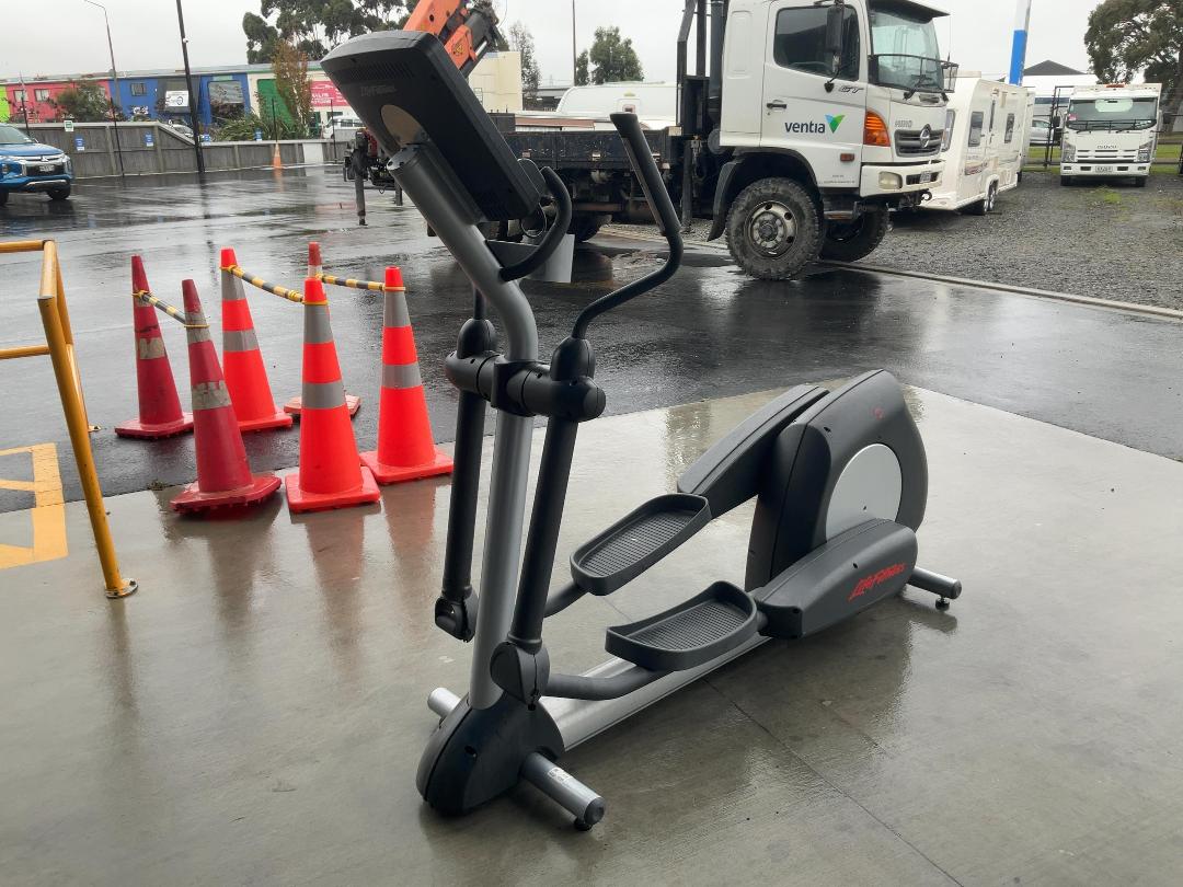 Photo '2' of Commercial Life Fitness - CLSX Self-Powererd Elliptical / Cross Trainer Photo '2' of Commercial Life Fitness - CLSX Self-Powererd Elliptical / Cross Trainer