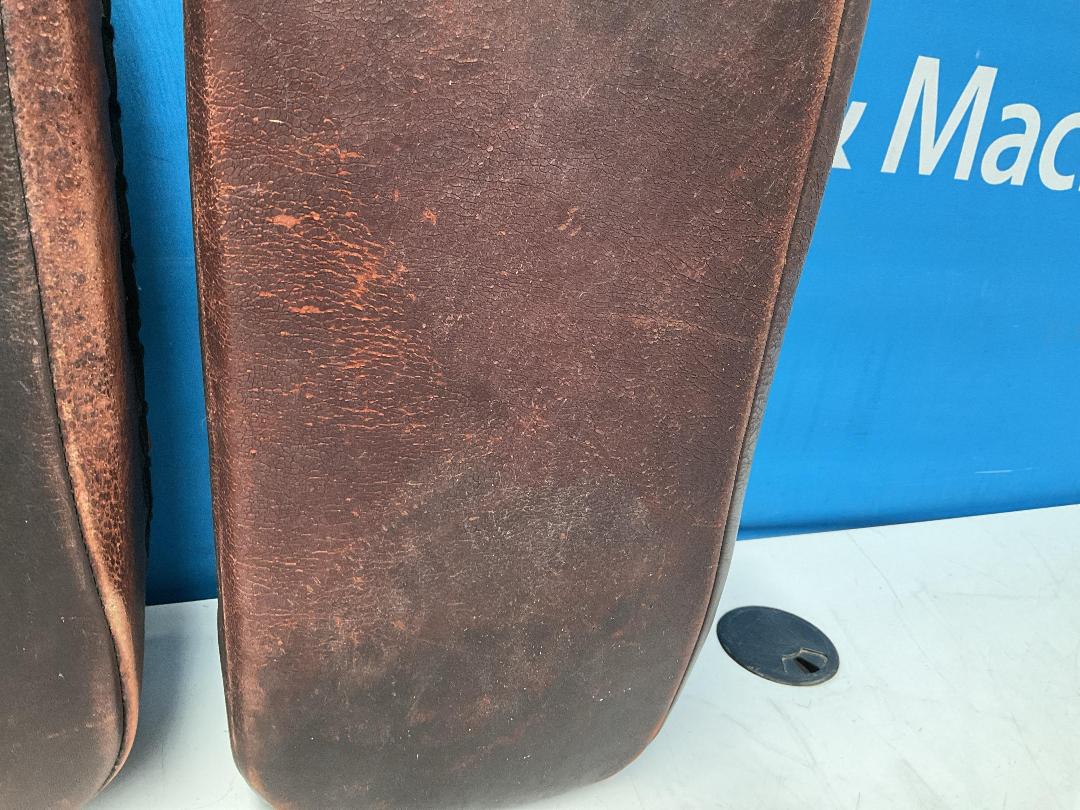 Photo '3' of 2x Antique-Looking Boxing Pads