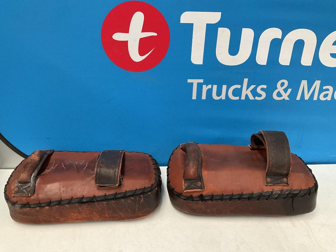 Photo '5' of 2x Antique-Looking Boxing Pads