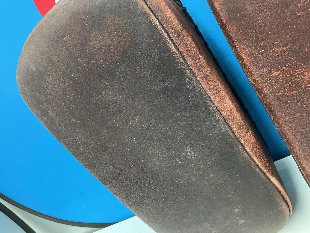 Photo '2' of 2x Antique-Looking Boxing Pads