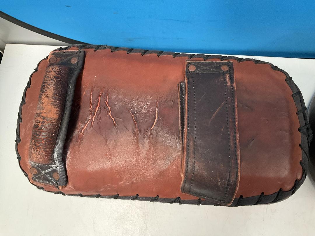 Photo '9' of 2x Antique-Looking Boxing Pads