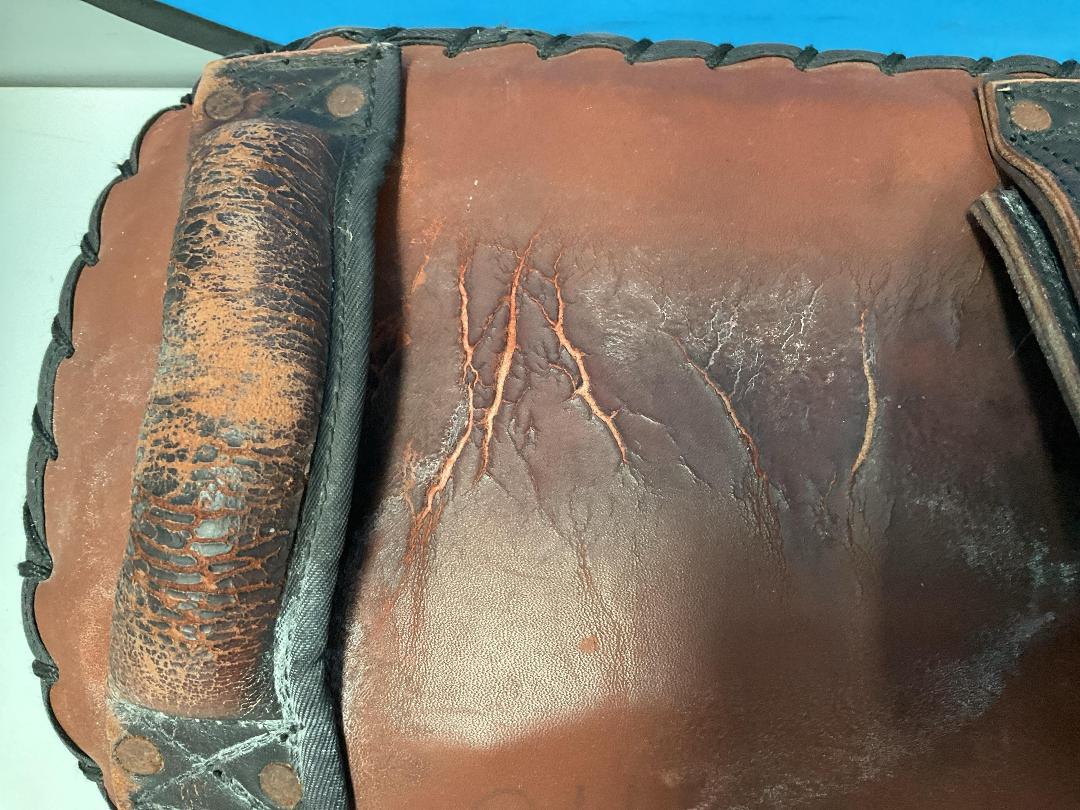 Photo '10' of 2x Antique-Looking Boxing Pads