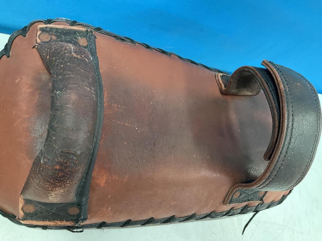 Photo '12' of 2x Antique-Looking Boxing Pads