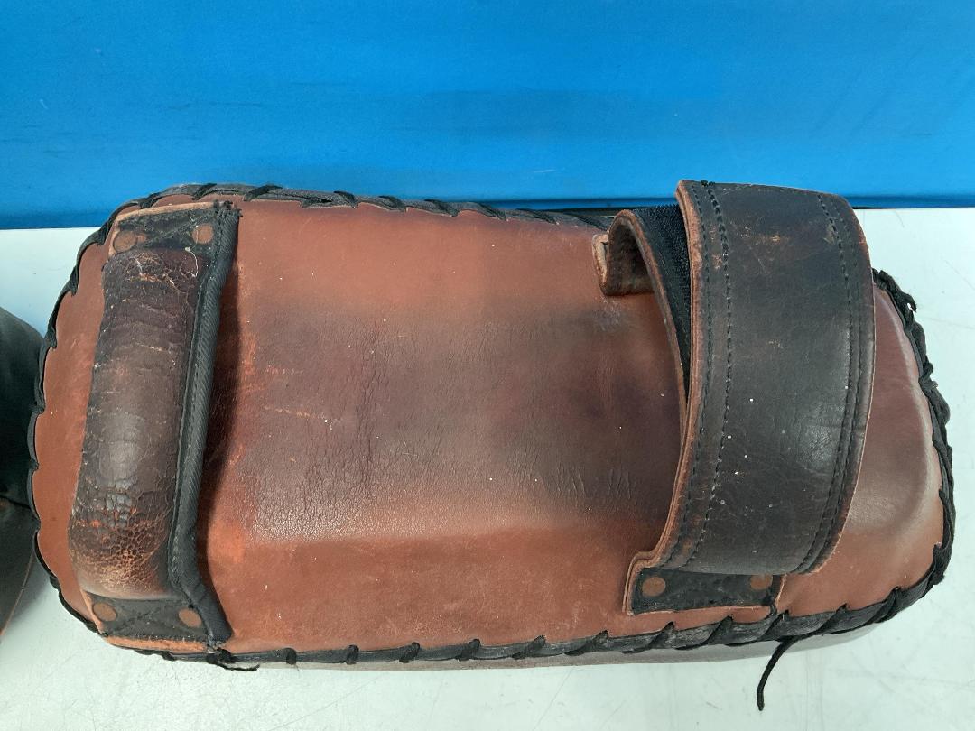 Photo '11' of 2x Antique-Looking Boxing Pads