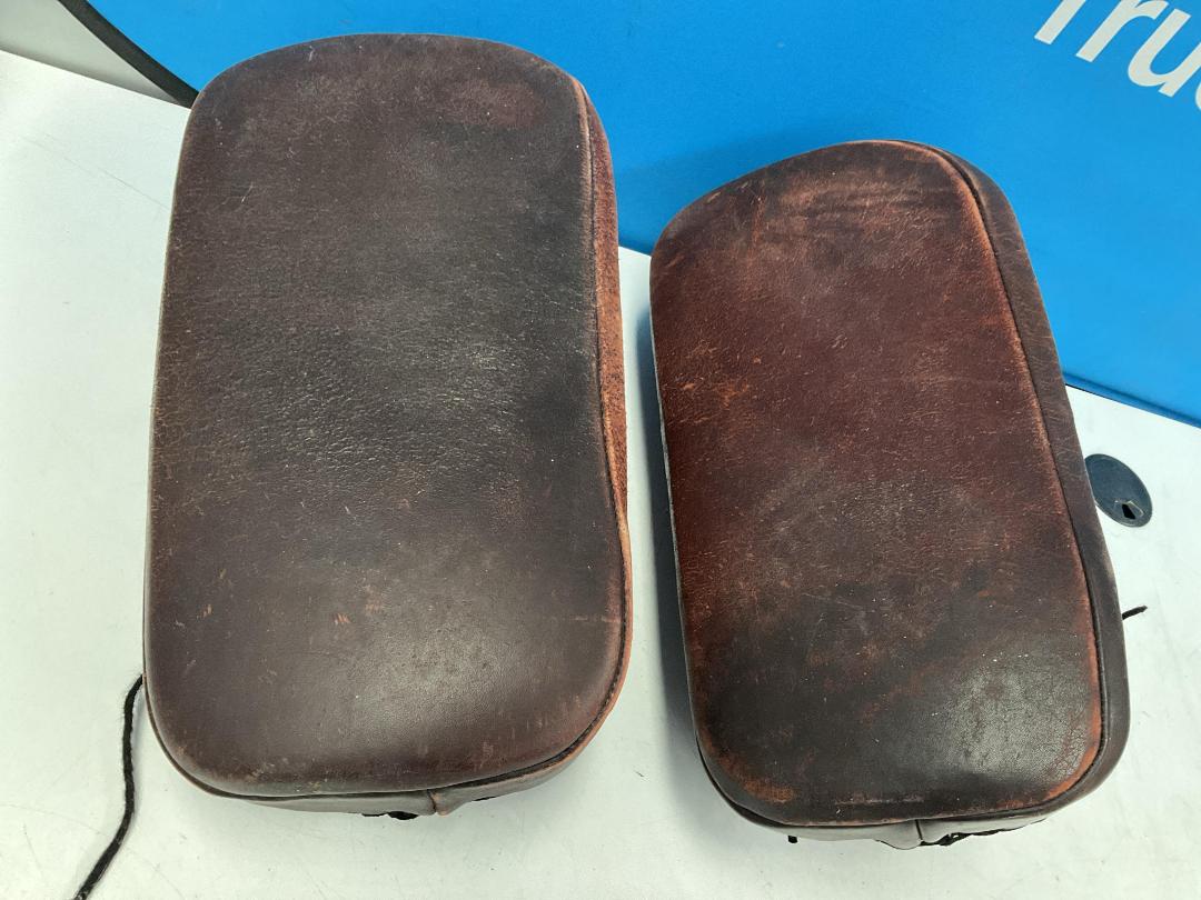 Photo '18' of 2x Antique-Looking Boxing Pads
