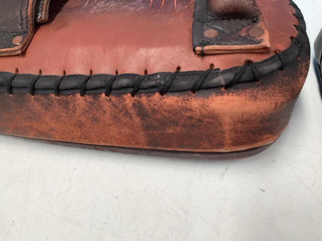 Photo '16' of 2x Antique-Looking Boxing Pads