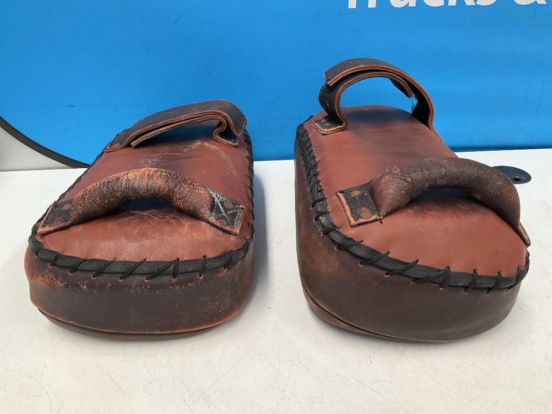 Photo '17' of 2x Antique-Looking Boxing Pads