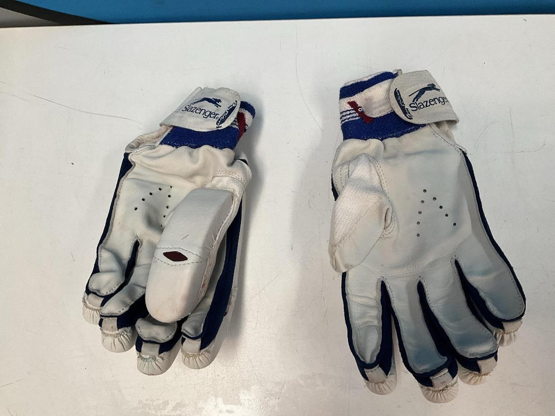 Photo '6' of Slazenger V 500 Super Cricket Gloves - Size Men’s LH