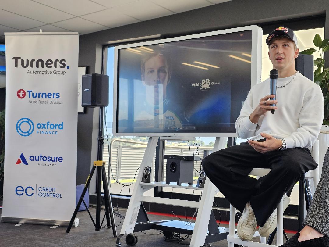 Photo '6' of Signed Liam Lawson Mini F1 Helmet