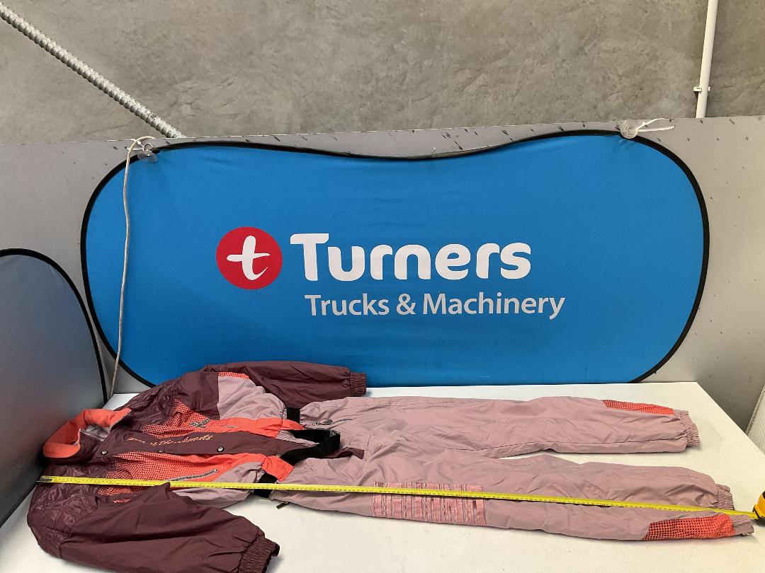 Photo '11' of Iguana Extreme Orbit Ski Jumpsuit or Similar - Women’s - Size UK M EUR 48/50 Photo '11' of Iguana Extreme Orbit Ski Jumpsuit or Similar - Women’s - Size UK M EUR 48/50