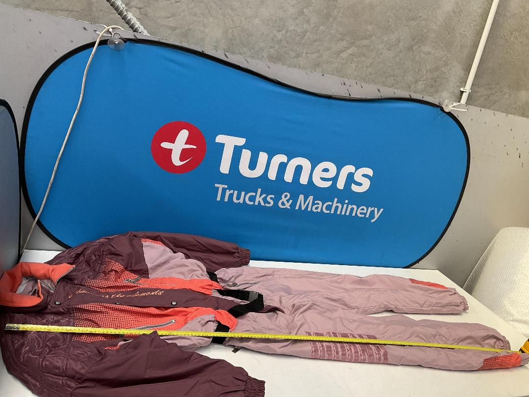 Photo '13' of Iguana Extreme Orbit Ski Jumpsuit or Similar - Women’s - Size UK M EUR 48/50 Photo '13' of Iguana Extreme Orbit Ski Jumpsuit or Similar - Women’s - Size UK M EUR 48/50