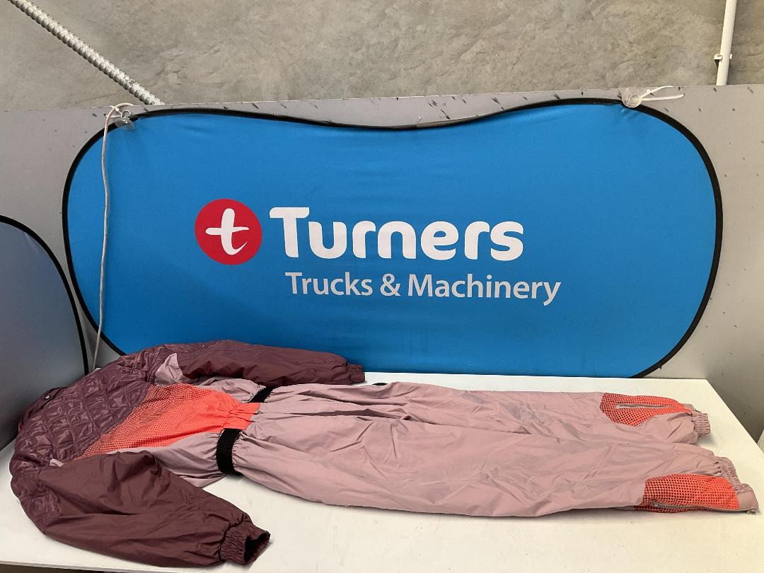 Photo '14' of Iguana Extreme Orbit Ski Jumpsuit or Similar - Women’s - Size UK M EUR 48/50 Photo '14' of Iguana Extreme Orbit Ski Jumpsuit or Similar - Women’s - Size UK M EUR 48/50