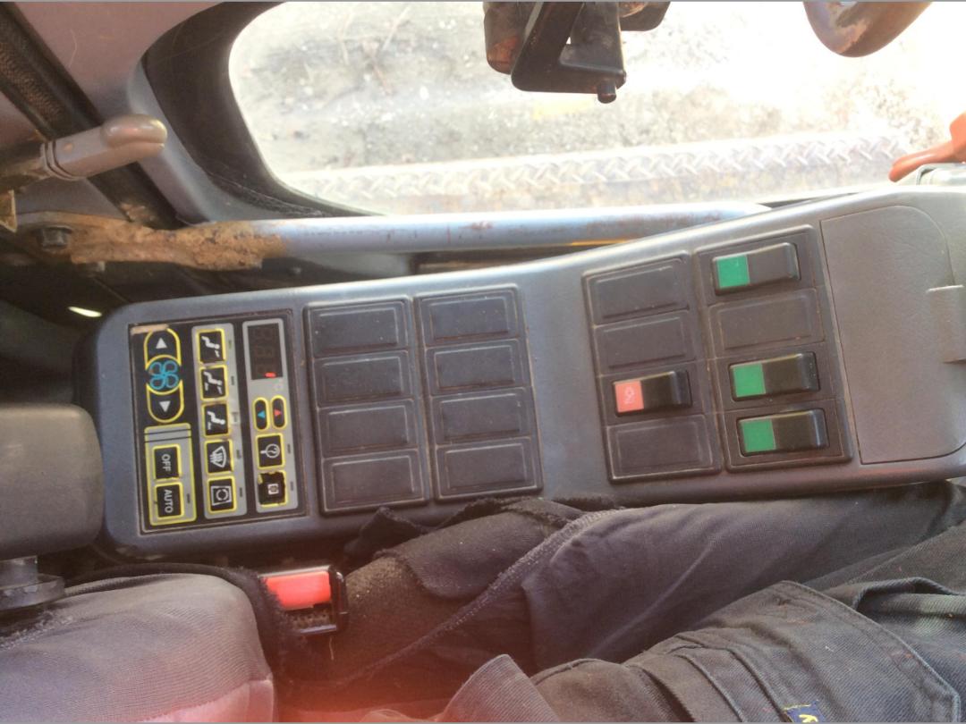 Photo '15' of Volvo EC240BL Excavator Photo '15' of Volvo EC240BL Excavator